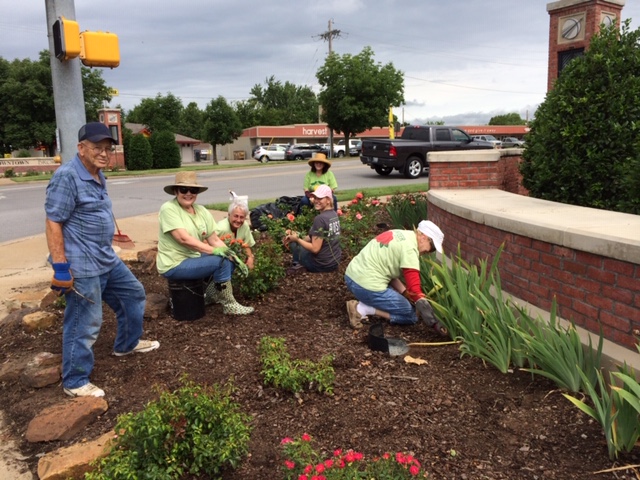 Bring Back the Roses Committee Planting Main & Washingotn